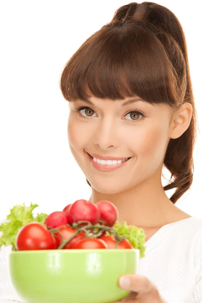 Женщина на кухне с помидорами — стоковое фото