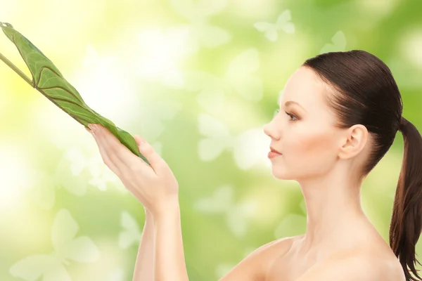 Vrouw met groen blad — Stockfoto