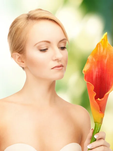 Hermosa mujer con flor de calla —  Fotos de Stock