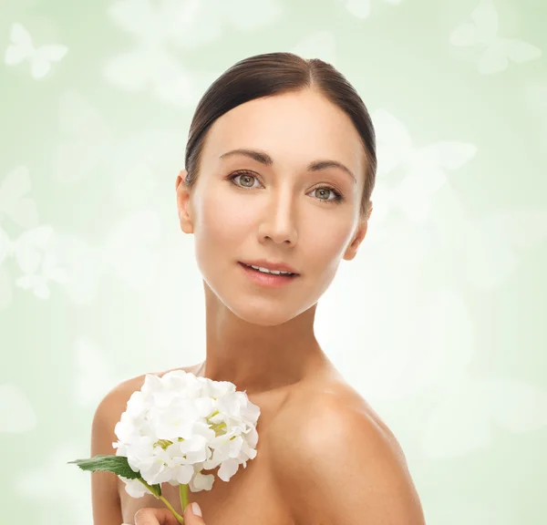 Hermosa mujer con flor blanca —  Fotos de Stock