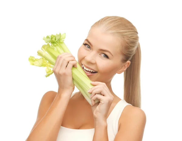 Mujer mordiendo pedazo de apio o ensalada verde —  Fotos de Stock