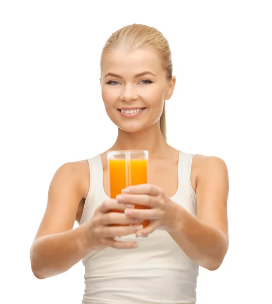 Mulher segurando vidro de suco de laranja — Fotografia de Stock