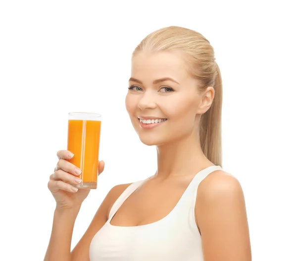 Mulher segurando vidro de suco de laranja — Fotografia de Stock
