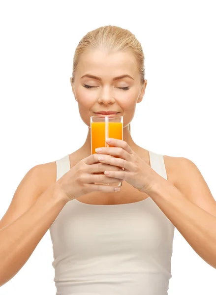 年轻女子喝橙汁 — 图库照片