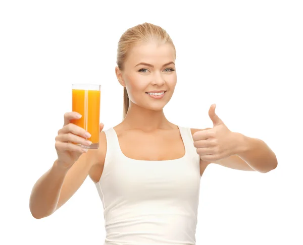 Frau hält Glas Orangensaft in der Hand — Stockfoto