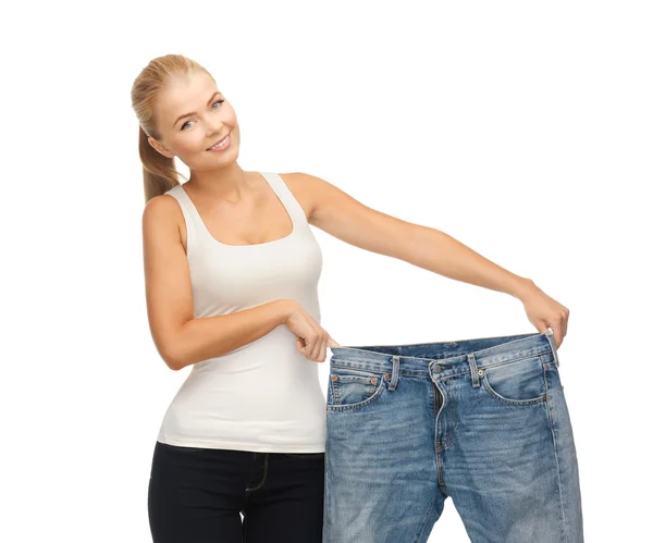 Sportowy kobieta wyświetlone duże spodnie — Zdjęcie stockowe