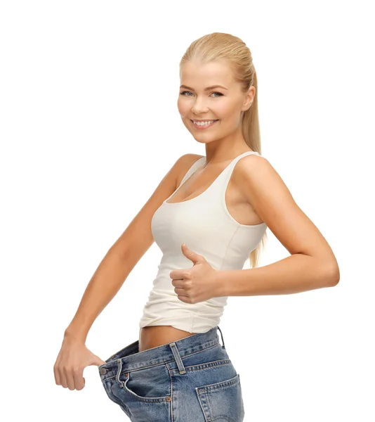 Mulher desportiva mostrando calças grandes — Fotografia de Stock