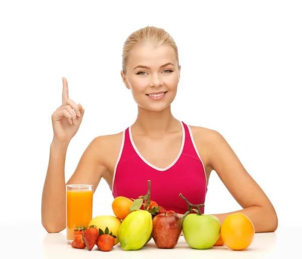 Mulher com suco e frutas segurando o dedo para cima — Fotografia de Stock