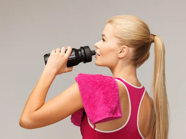 Donna sportiva che beve acqua dalla bottiglia dello sportivo — Foto Stock