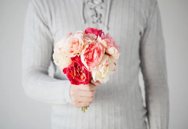 Man anläggningen bukett blommor — Stockfoto