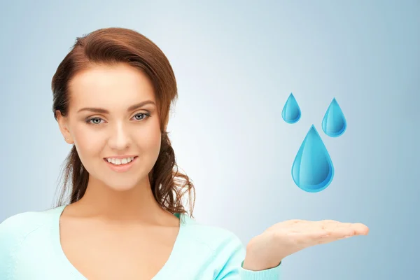Vrouw met blauwe waterdruppels — Stockfoto