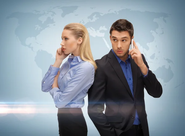 Homme et femme avec téléphones portables — Photo