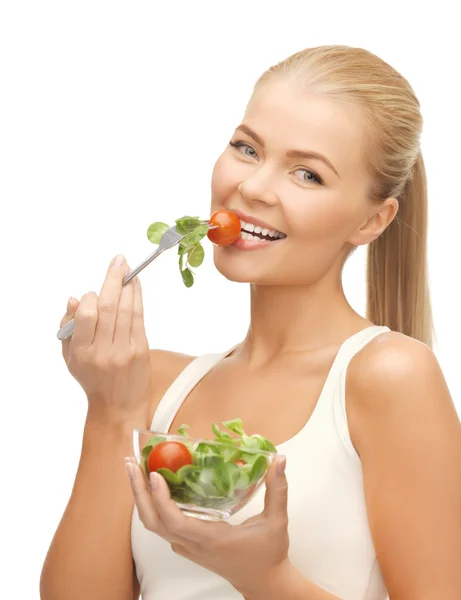 Gezonde vrouw bedrijf kom met salade — Stockfoto