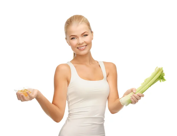 女人拿一堆的芹菜和维生素 — 图库照片