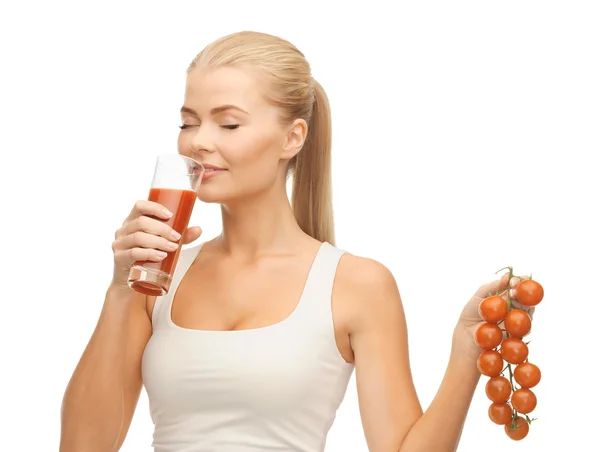 Frau trinkt Tomatensaft — Stockfoto