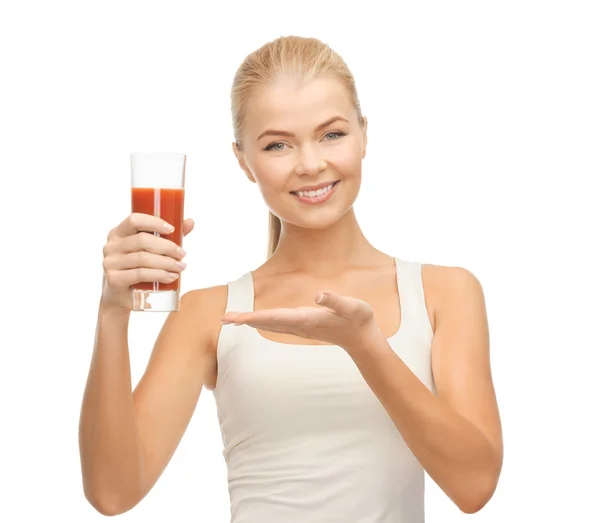 Mulher segurando vidro de suco de tomate — Fotografia de Stock