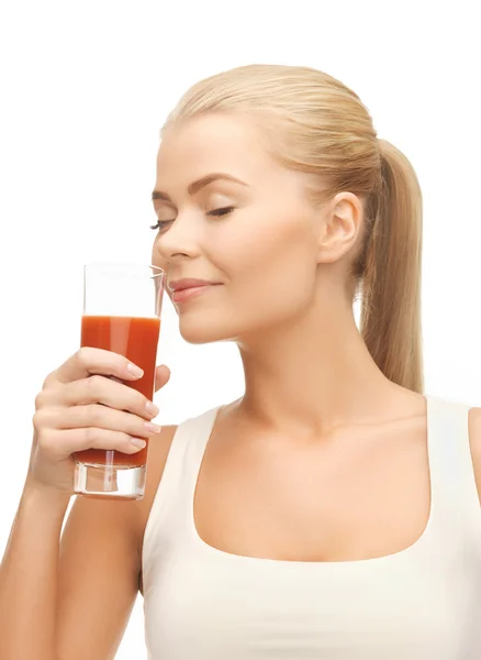 Młoda kobieta picie soku pomidorowego — Zdjęcie stockowe