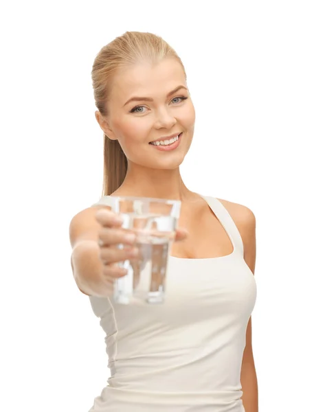 Joven mujer sonriente con vaso de agua — Foto de Stock