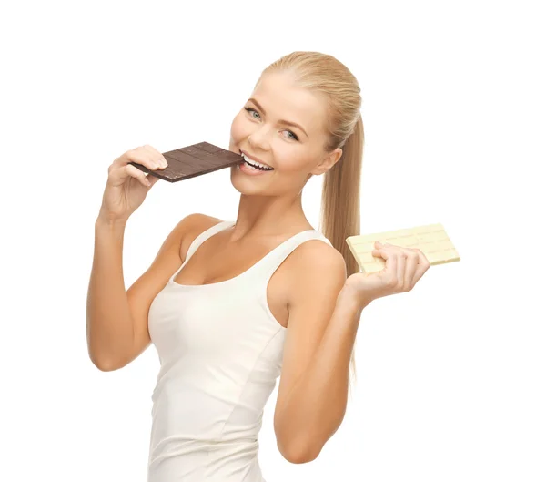 Mulher sorridente com chocolates escuros e brancos — Fotografia de Stock