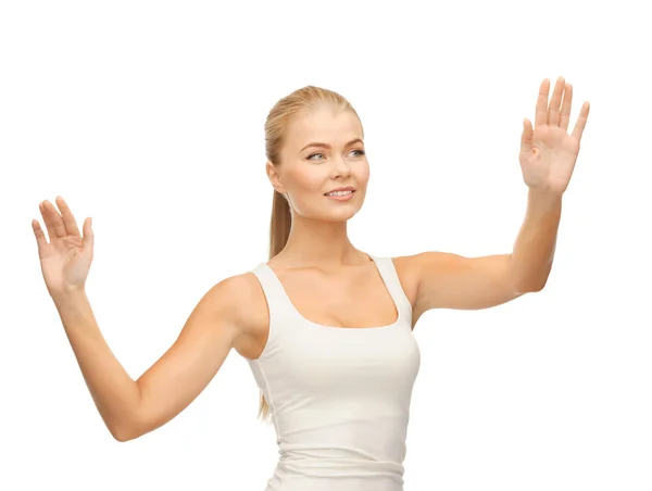 Mujer en camiseta blanca presionando botón imaginario — Foto de Stock