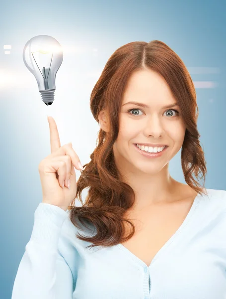Donna che punta il dito contro la lampadina — Foto Stock