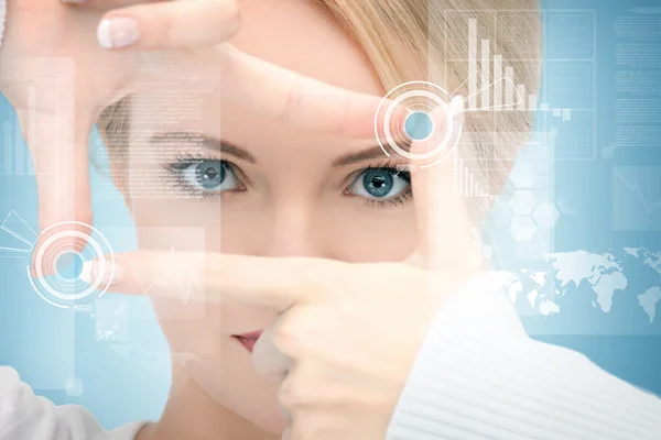 Woman creating frame with fingers — Stock Photo, Image