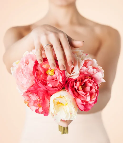 Sposa con mazzo di fiori e fede nuziale — Foto Stock