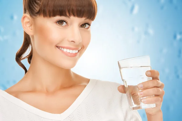 Unga leende kvinna med glas vatten — Stockfoto