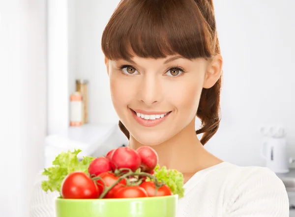 Kobieta w kuchni z pomidorami — Zdjęcie stockowe