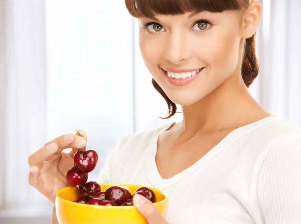 Mujer sana sosteniendo tazón con cerezas —  Fotos de Stock