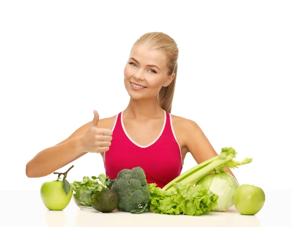 Mujer muestra pulgares arriba con comida orgánica — Foto de Stock