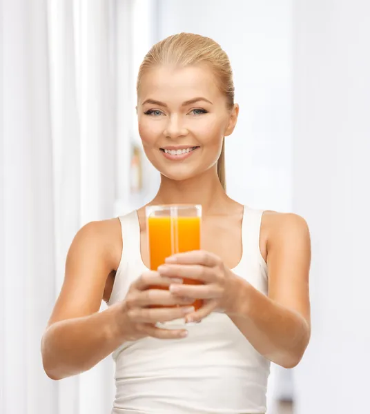 Femme tenant un verre de jus d'orange — Photo