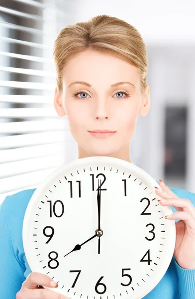 Mujer sosteniendo reloj grande —  Fotos de Stock