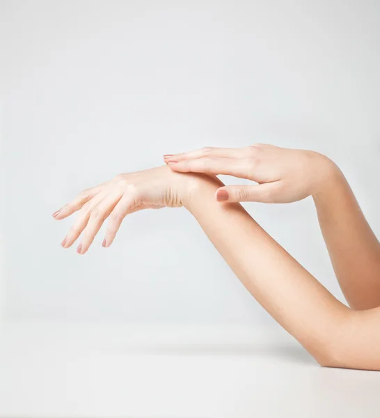 Ženské jemnou pokožku rukou — Stock fotografie