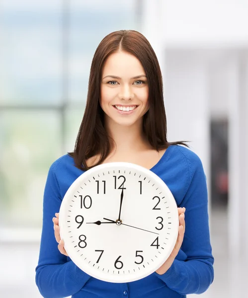 Mujer de negocios con reloj de pared Imagen De Stock