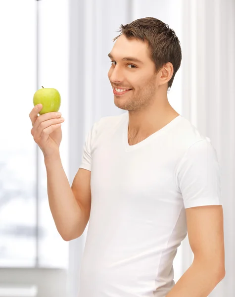 Άνθρωπος σε λευκό πουκάμισο με πράσινο μήλο — Φωτογραφία Αρχείου
