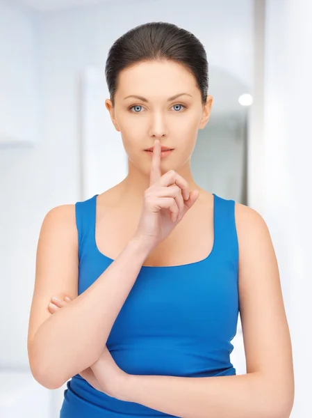 Vrouw een hush gebaar maken — Stockfoto