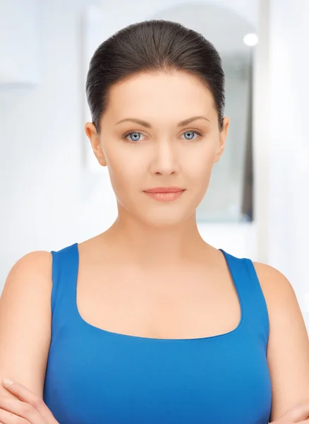 Mulher bonita em roupas casuais — Fotografia de Stock