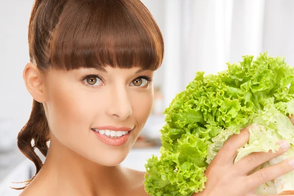 Mujer sosteniendo lechuga — Foto de Stock