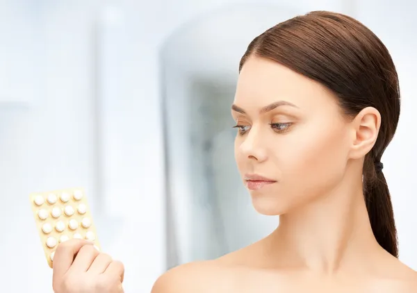 Mujer joven con pastillas — Foto de Stock