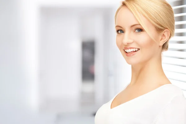 Mulher feliz e sorridente — Fotografia de Stock