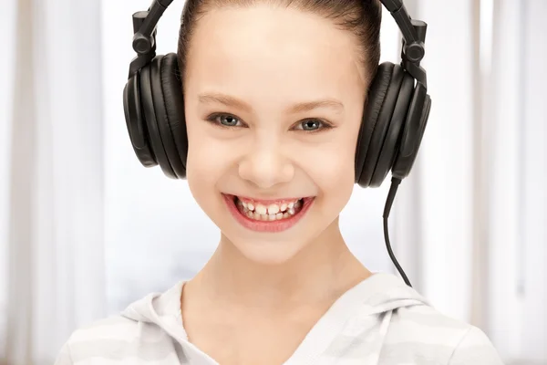 Glad tonårsflicka i stora hörlurar — Stockfoto