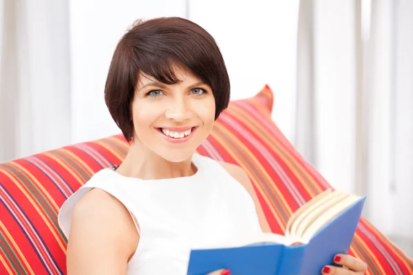Счастливая и улыбчивая женщина с книгой — стоковое фото