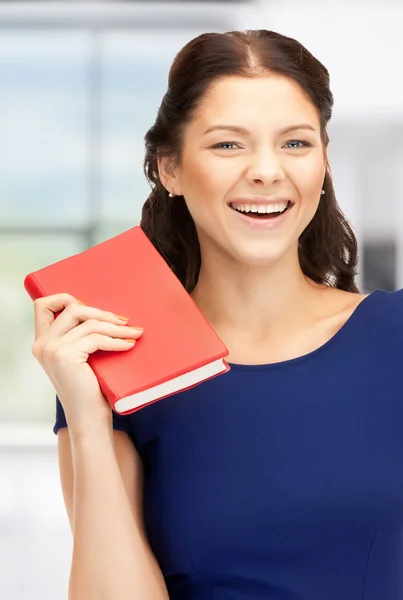 Mulher feliz e sorridente com livro — Fotografia de Stock