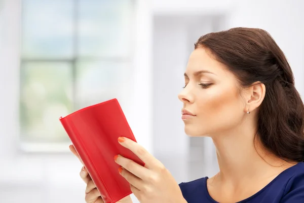 Mujer tranquila y seria con libro — Foto de Stock