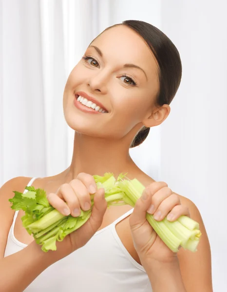 Žena s čerstvého celeru — Stock fotografie