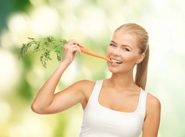 Giovane donna sana mordere carota — Foto Stock