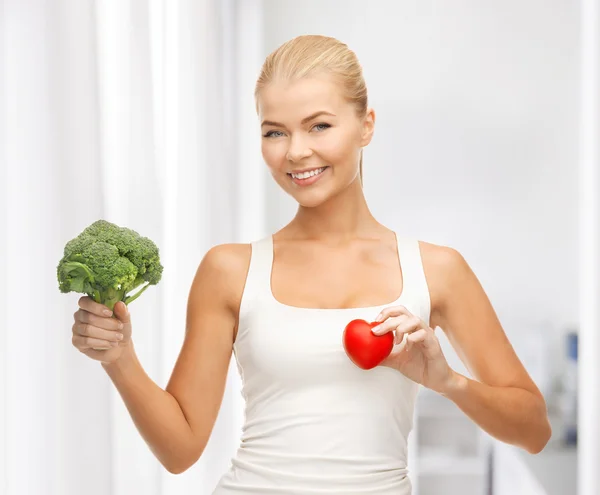 Mujer sosteniendo el símbolo del corazón y brócoli —  Fotos de Stock