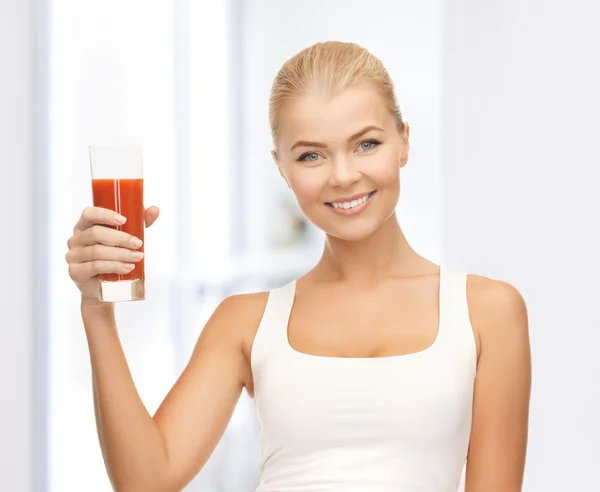 トマト ジュースのガラスを保持している女性 — ストック写真