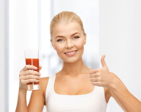 Mujer sosteniendo vaso de jugo de tomate —  Fotos de Stock